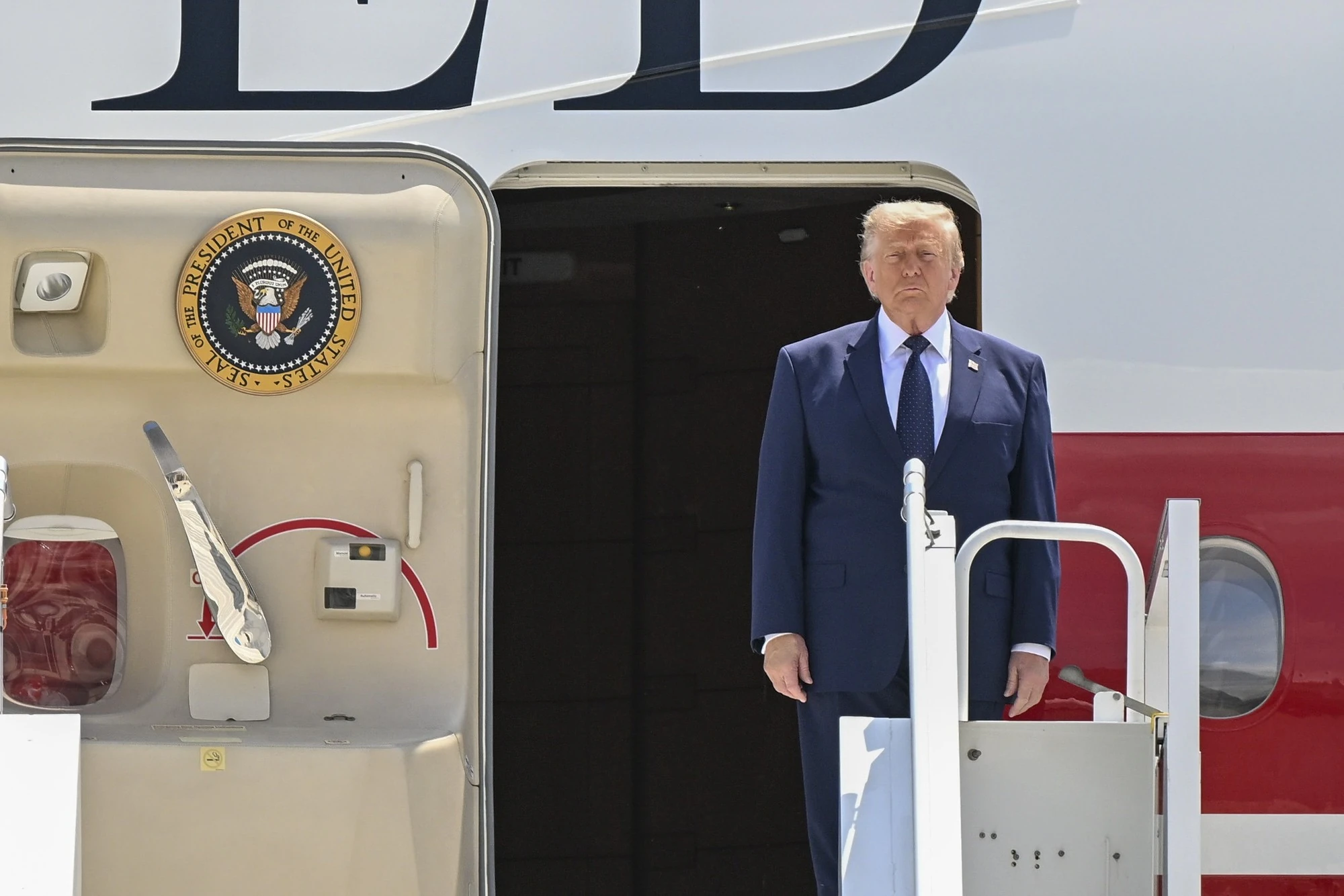 WP: хронологія таємної пересадки Трампа між літаками в Анкарі 8 липня 2026
