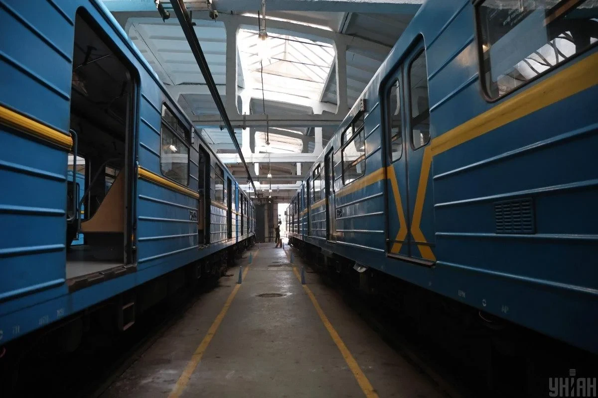 Відкритий вестибюль станції метро «Чернігівська»