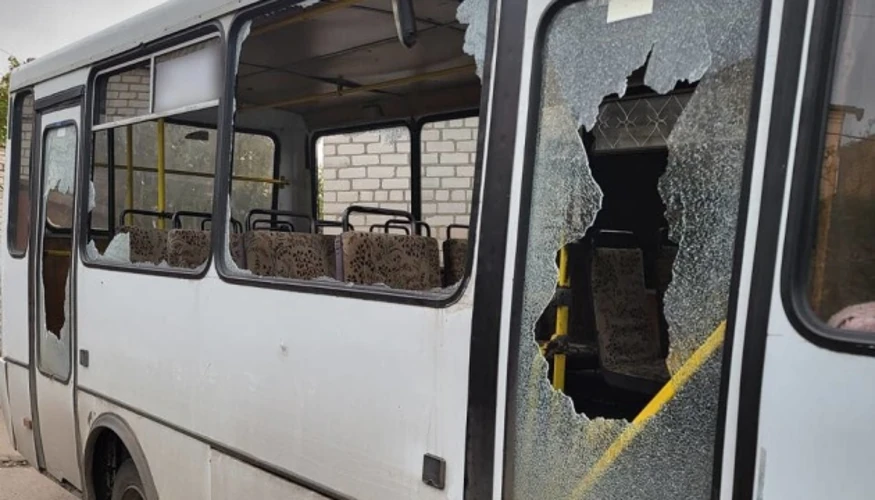 Пасажирське маршрутне таксі в Херсоні, яке зазнало атаки безпілотника